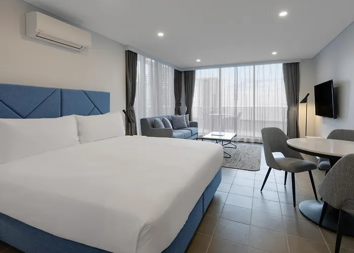 5 star hotels Meriton Suites Broadbeach