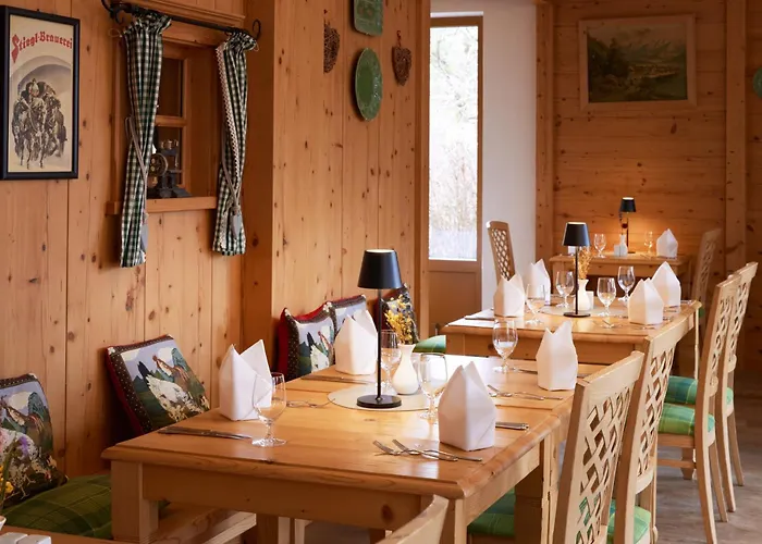 Hotels with pool Das Alpenhaus Kaprun