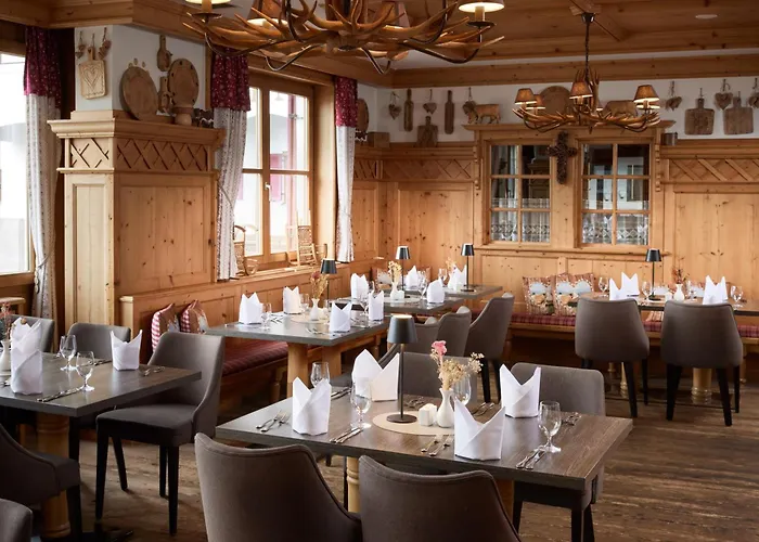 Hotels with pool Das Alpenhaus Kaprun