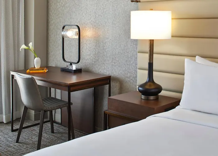 Central hotel: Renaissance Mobile Riverview Plaza Hotel