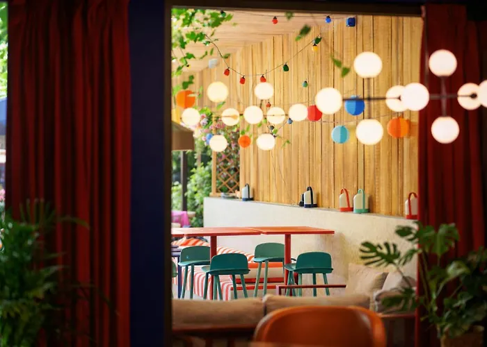 Clapclap , Food & Bar