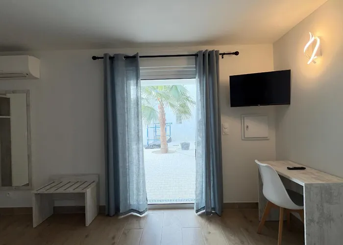 Hotel Les Palmiers En Camargue