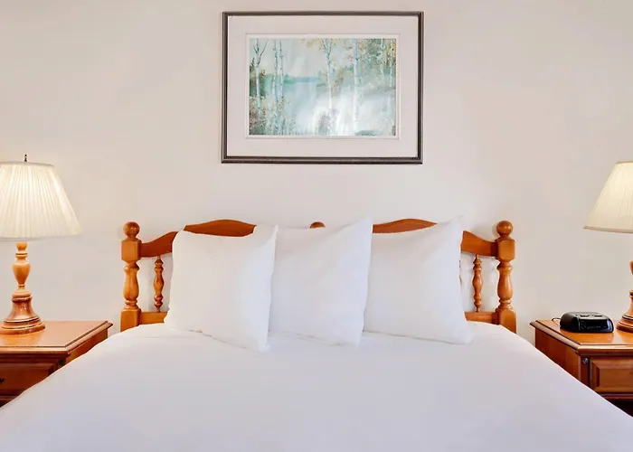 Hotel with pool: Ramada By Wyndham 1000 Islands Gananoque