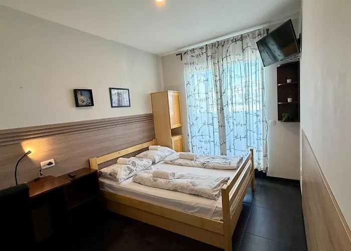 Hotel near College: Hostel Moving
