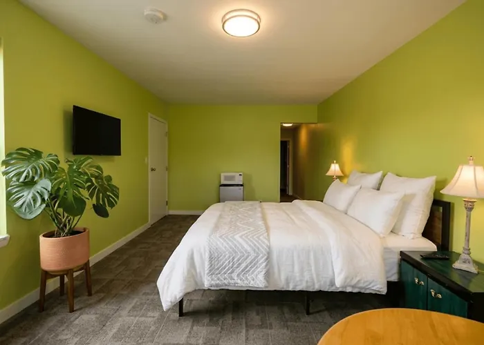6267 Persepolis Inn