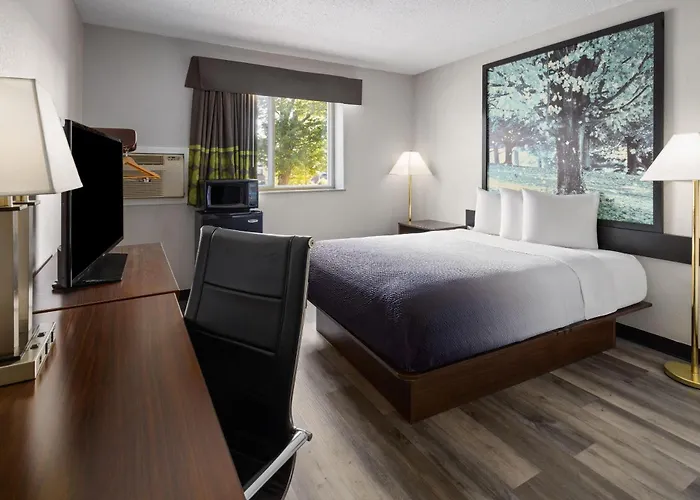 Super 8 By Wyndham Latham - Albany Airport