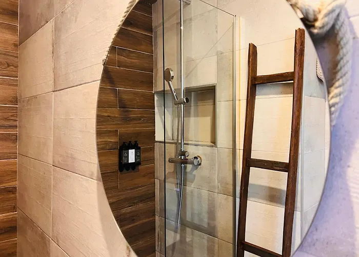  Oryza Guest House& Suites