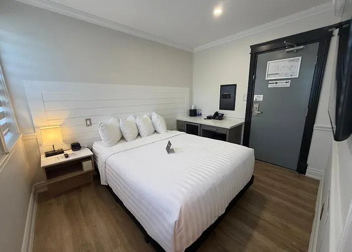 Colonial Hotel & Suites