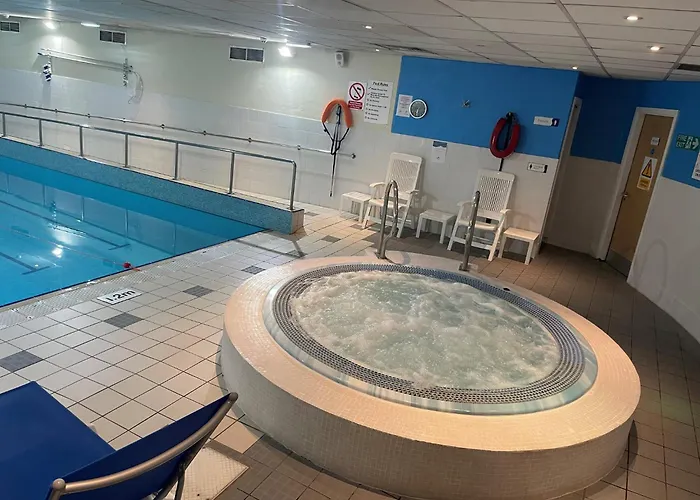 Hotels with tennis Holiday Inn Edinburgh Zoo By Ihg