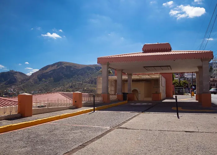 Dog friendly hotels Paseo De La Presa
