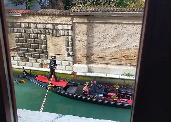Venice And Venice Apartments - Private Rooms In Shared Apartment