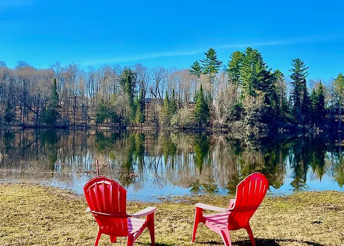 Quiet Bay Lakeside Escape