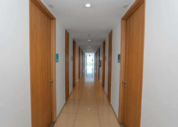 Oyo 93432 Tree Room Hotel