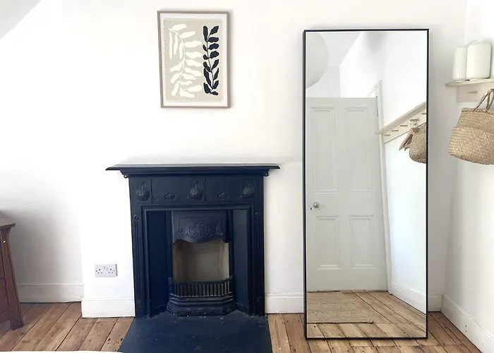 4Br Spacious Home- 5 Mins To City- Free Secure Parking