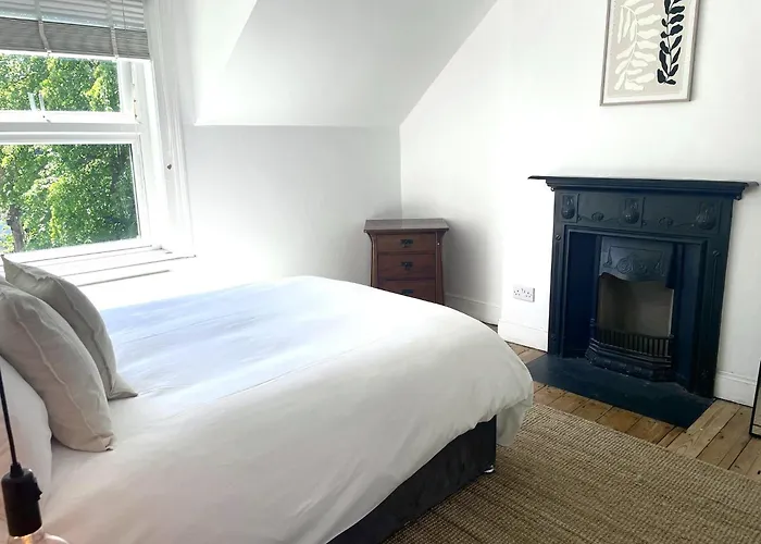 4Br Spacious Home- 5 Mins To City- Free Secure Parking