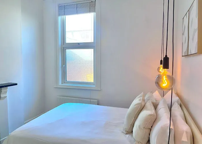 4Br Spacious Home- 5 Mins To City- Free Secure Parking