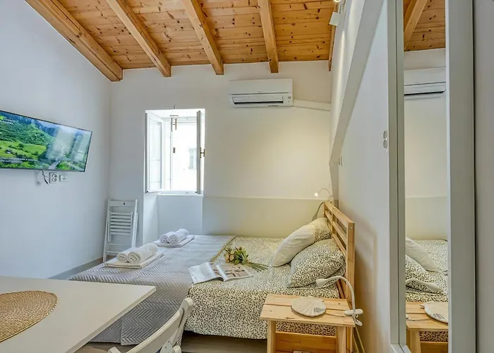 Lasta Losin Town Rooms - Happy Rentals