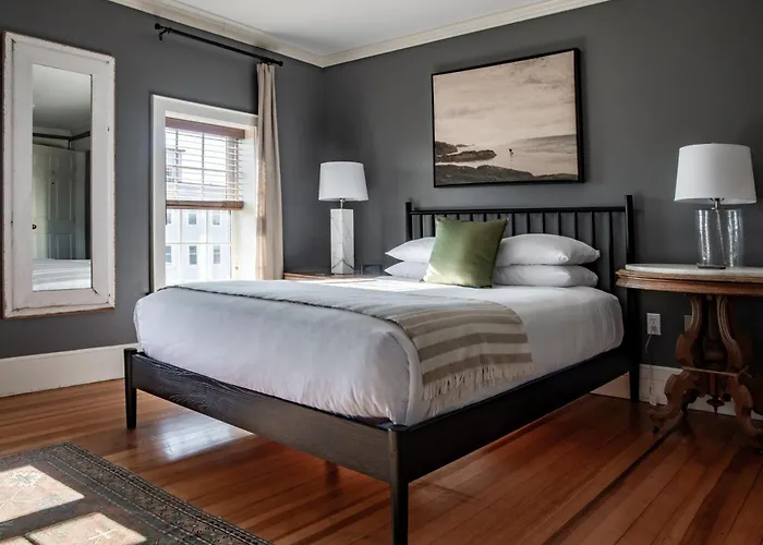 The Lindsey Hotel