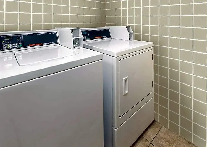 Days Inn & Suites By Wyndham Madison Heights Mi