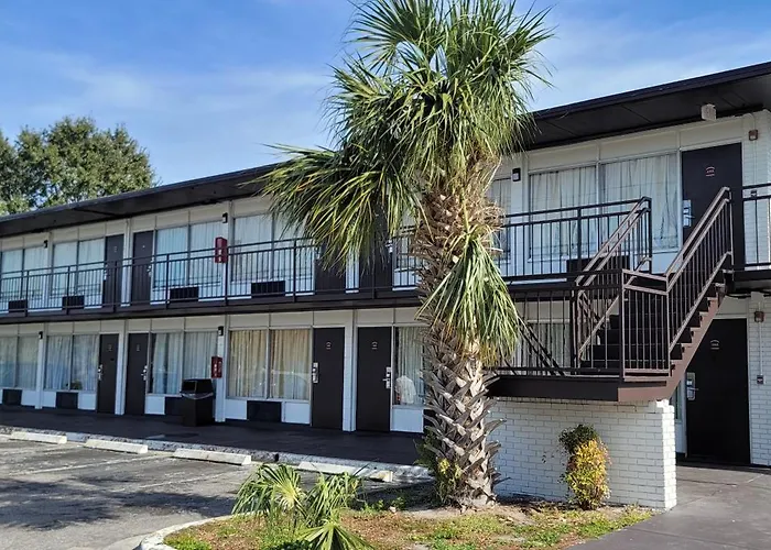 Paramount Lakeside Inn & Suites