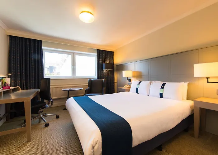 Hotels with tennis Holiday Inn Edinburgh Zoo By Ihg