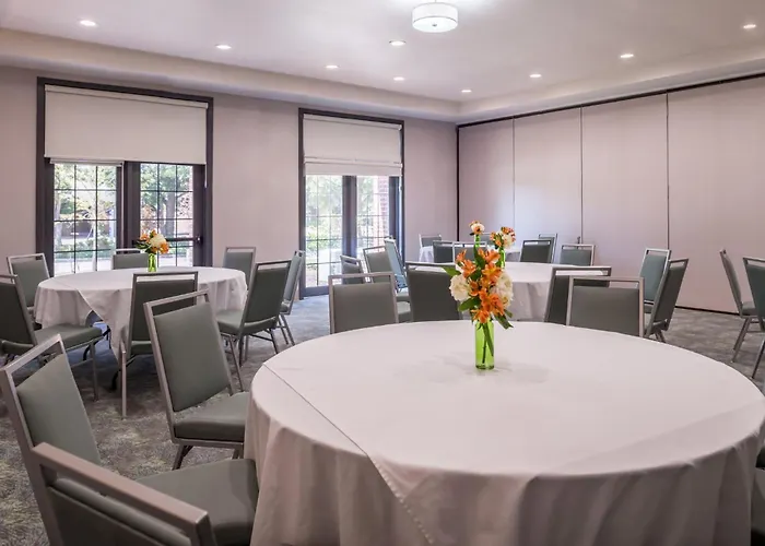 Holiday Inn And Suites Addison By Ihg