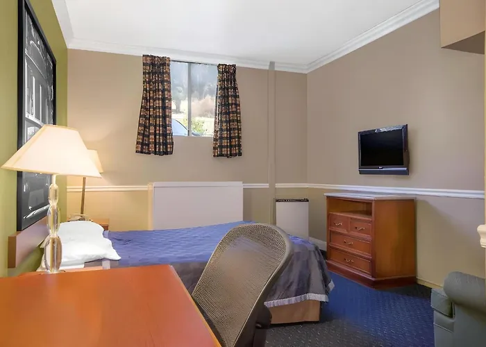 Foothills Inn