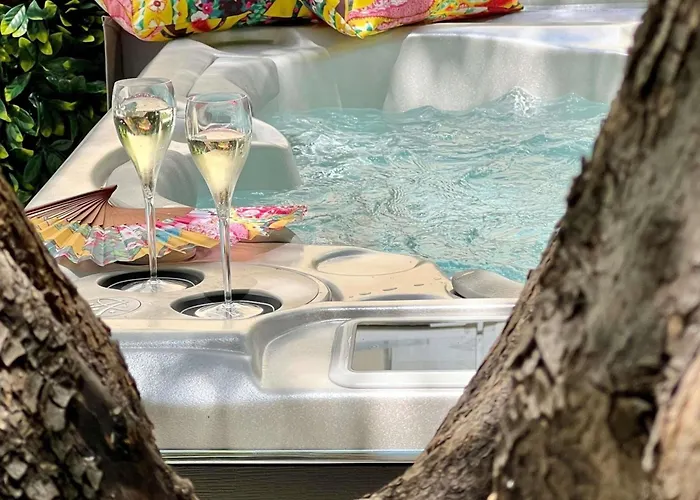 Hot Tub in Room Croisette Beach Cannes - Mgallery Collection