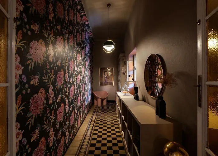 Hotels with tennis House Of Frames