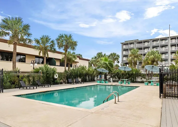 Clarion Pointe Galveston - Beachfront