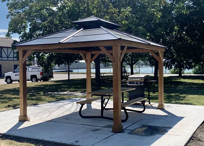 Hotels with a view Days Inn By Wyndham Sarnia Harbourfront