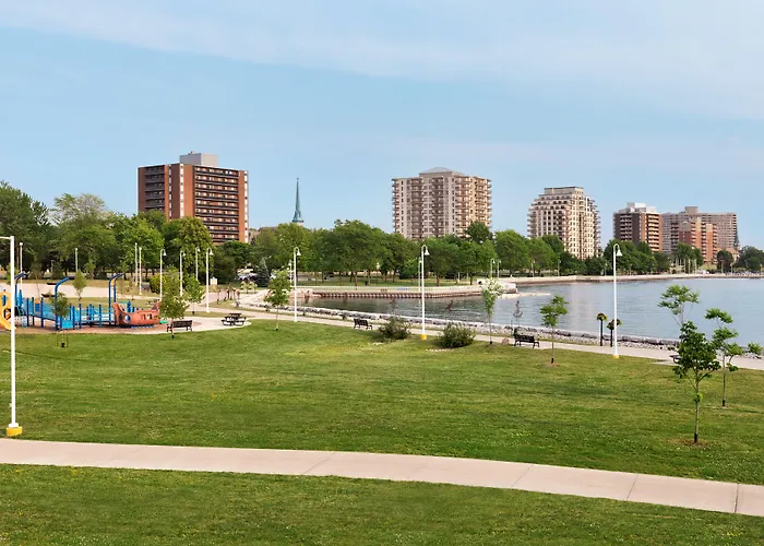 Hotels with a view Days Inn By Wyndham Sarnia Harbourfront