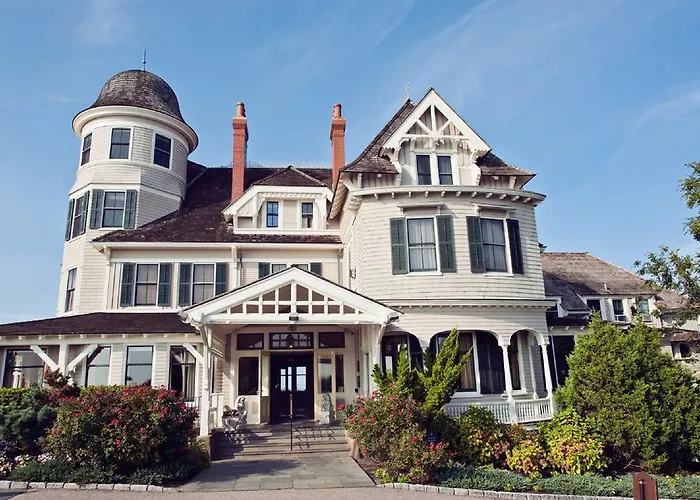 Luxury hotel only: Castle Hill Inn