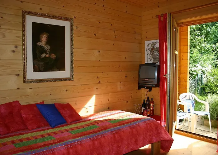 Zentrales Hotel: Holzhaus im Grünen B&B