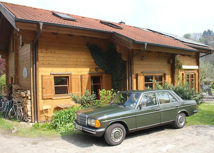 Zentrales Hotel: Holzhaus im Grünen B&B