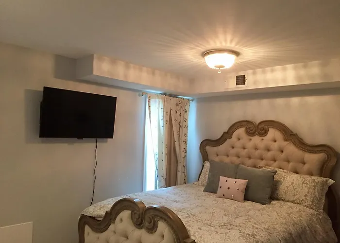 B&B only: Birdhouse Bed And Breakfast