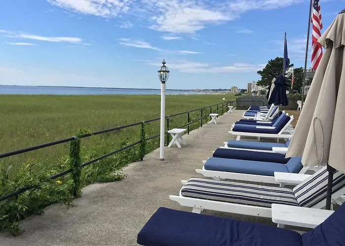 Holiday House Inn &