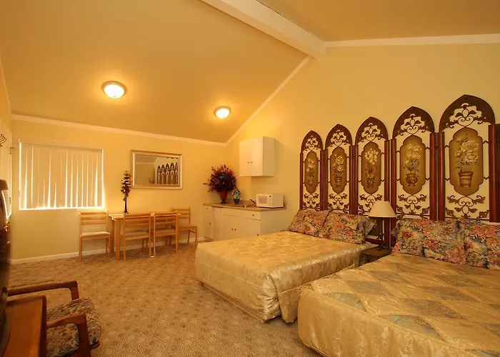 Monterey Fireside Lodge