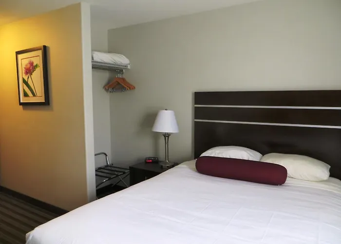 Super 8 By Wyndham Saskatoon Near Downtown