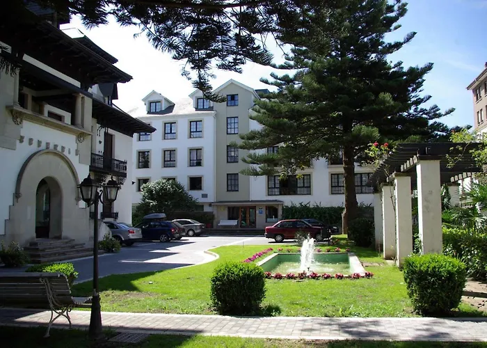 Y Apartamentos Arias