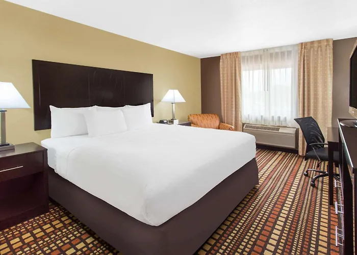 Days Inn & Suites By Wyndham Davenport East