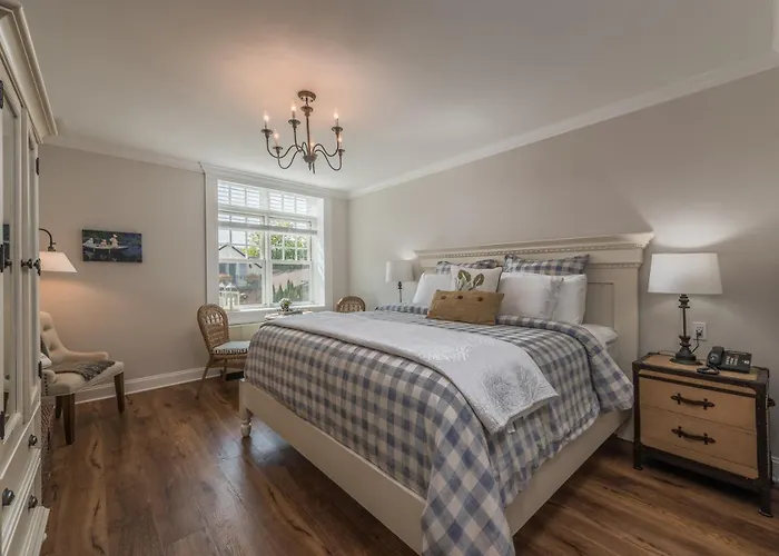 Harbor House Inn