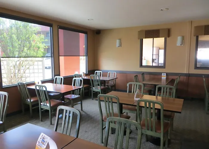 Hotel with pool: Comfort Inn & Suites Victoria
