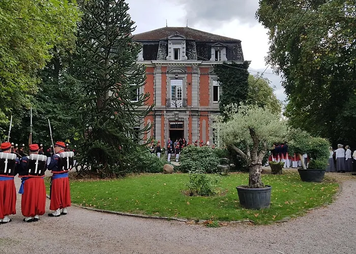 Château Lambert Hotel-Resto-Parking-Shuttle, a 1 ha green Oasis at 8 min from CRL Airport without any noise