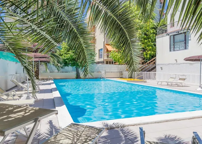 Hotel con piscina: Hotel Plaza
