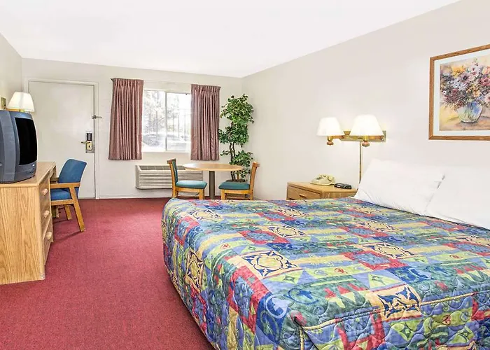 Knights Inn Aurora