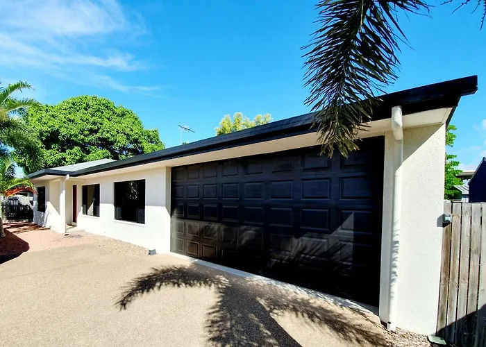 Guest house: 3 Bedroom Central Home