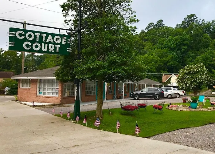 Dame Fortune'S Cottage Court