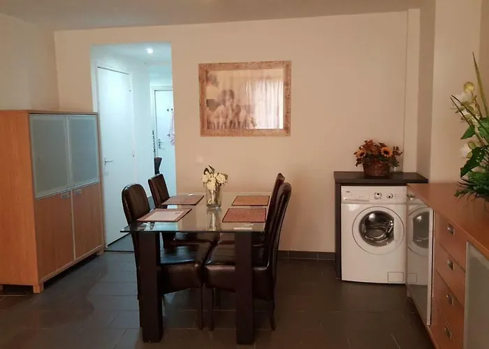 Apartment + Studios Insulinde