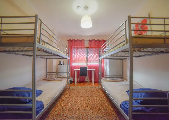Quarto com 4 camas (Beliches+ 1 Sofá-cama)